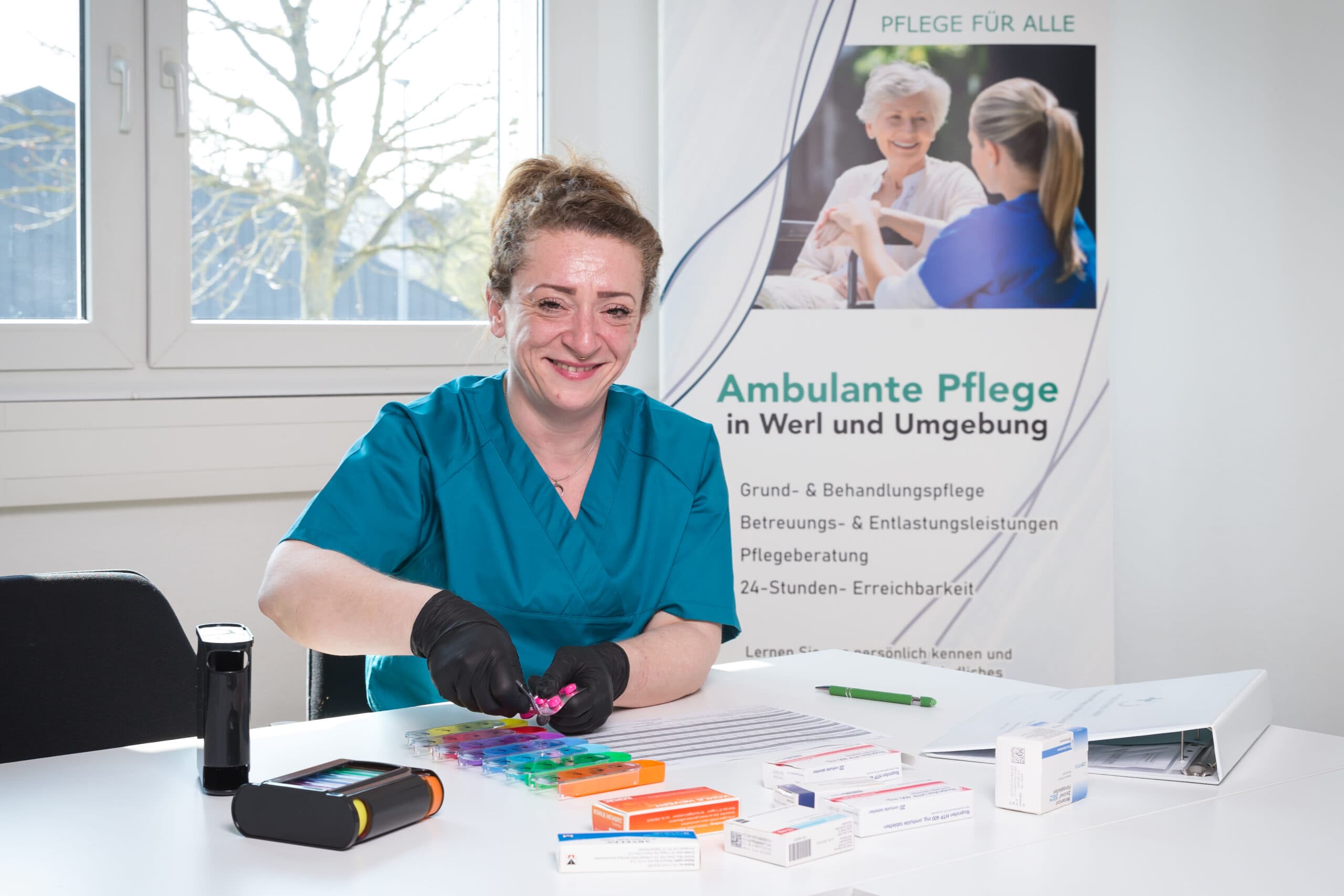 Pflegekraft der Pflege Intensiv GmbH stellt Medikamente in Wochendosierer