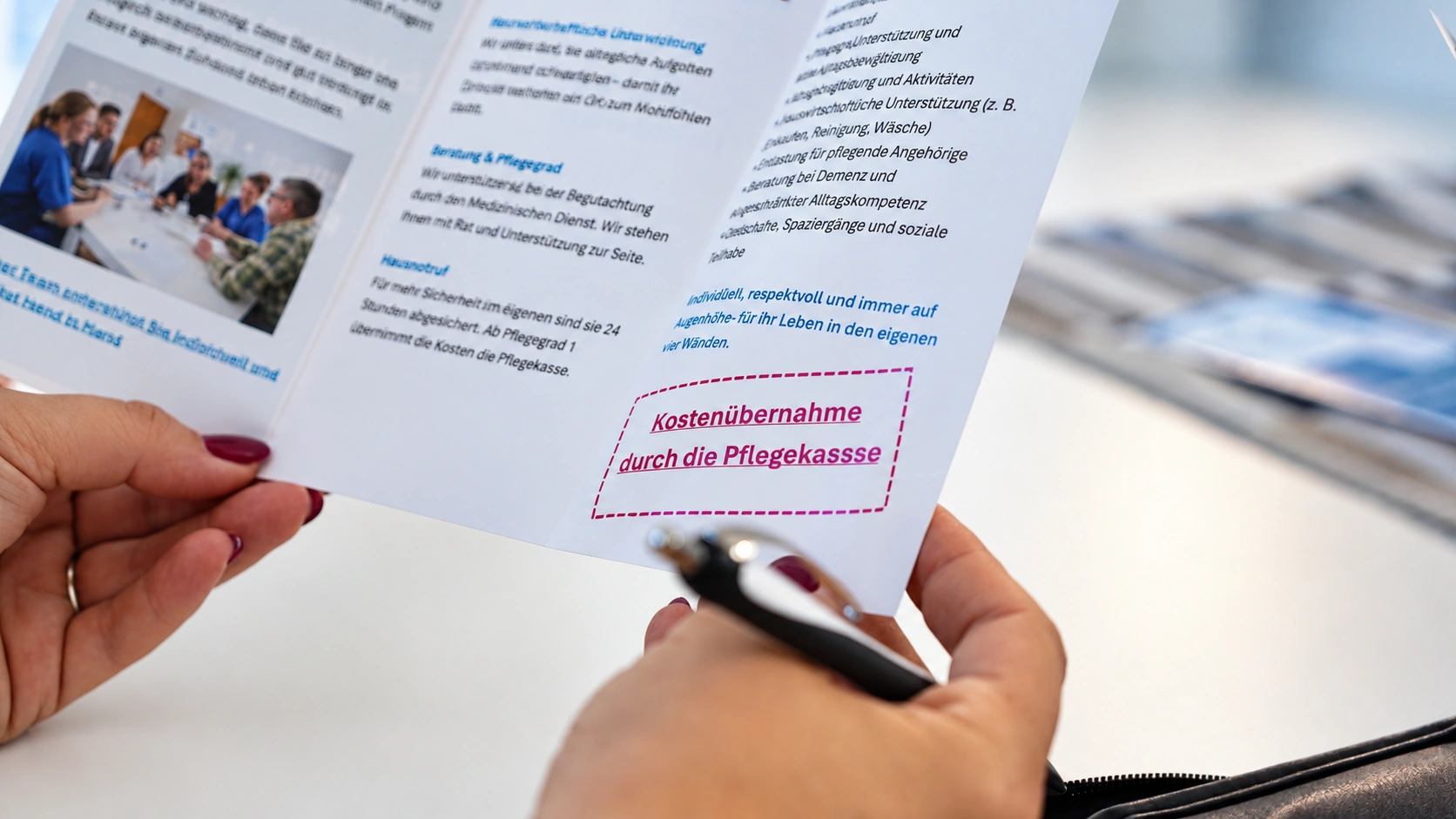 Hände halten einen aufgeklappten Flyer der Pflege Intensiv GmbH mit dem Hinweis „Kostenübernahme durch die Pflegekasse“