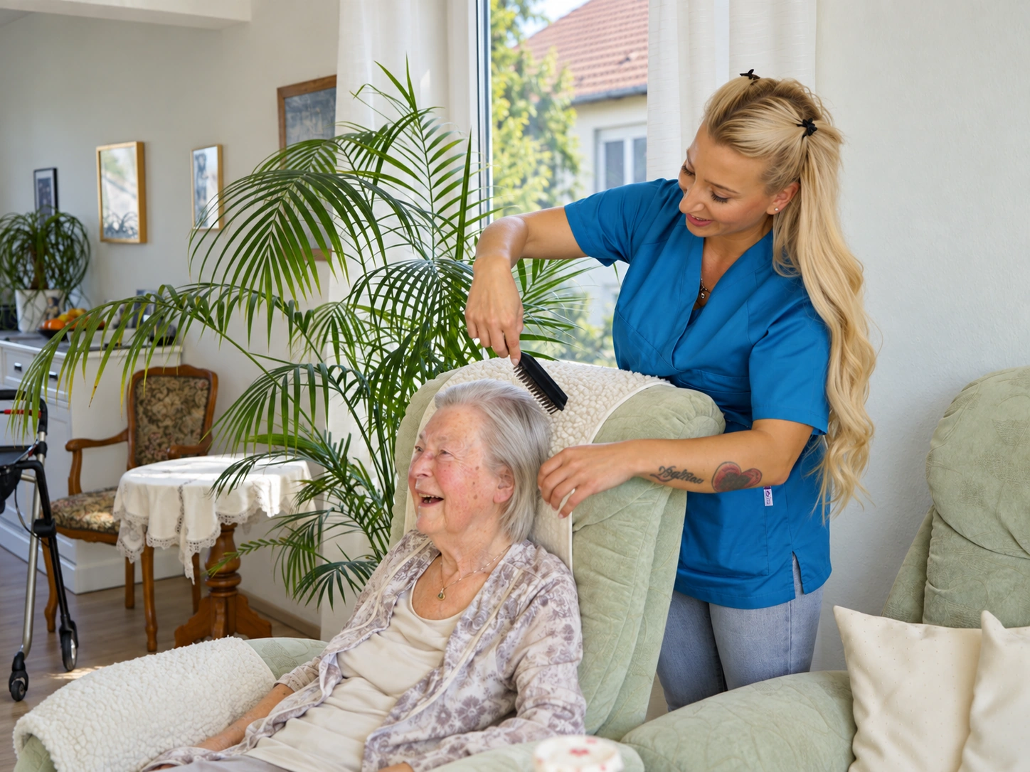 Pflegekraft kämmt einer lachenden Seniorin im Sessel die Haare