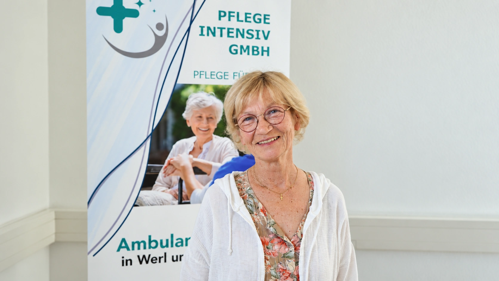 Mitarbeiterin oder Mitarbeiter der Pflege Intensiv GmbH am Besprechungstisch