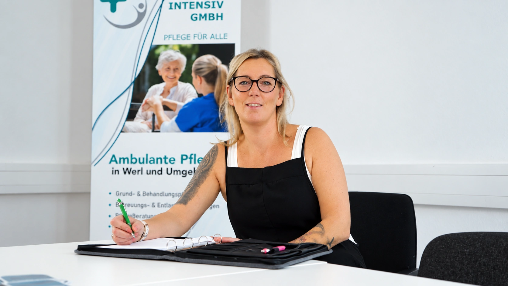 Mitarbeiterin oder Mitarbeiter der Pflege Intensiv GmbH am Besprechungstisch