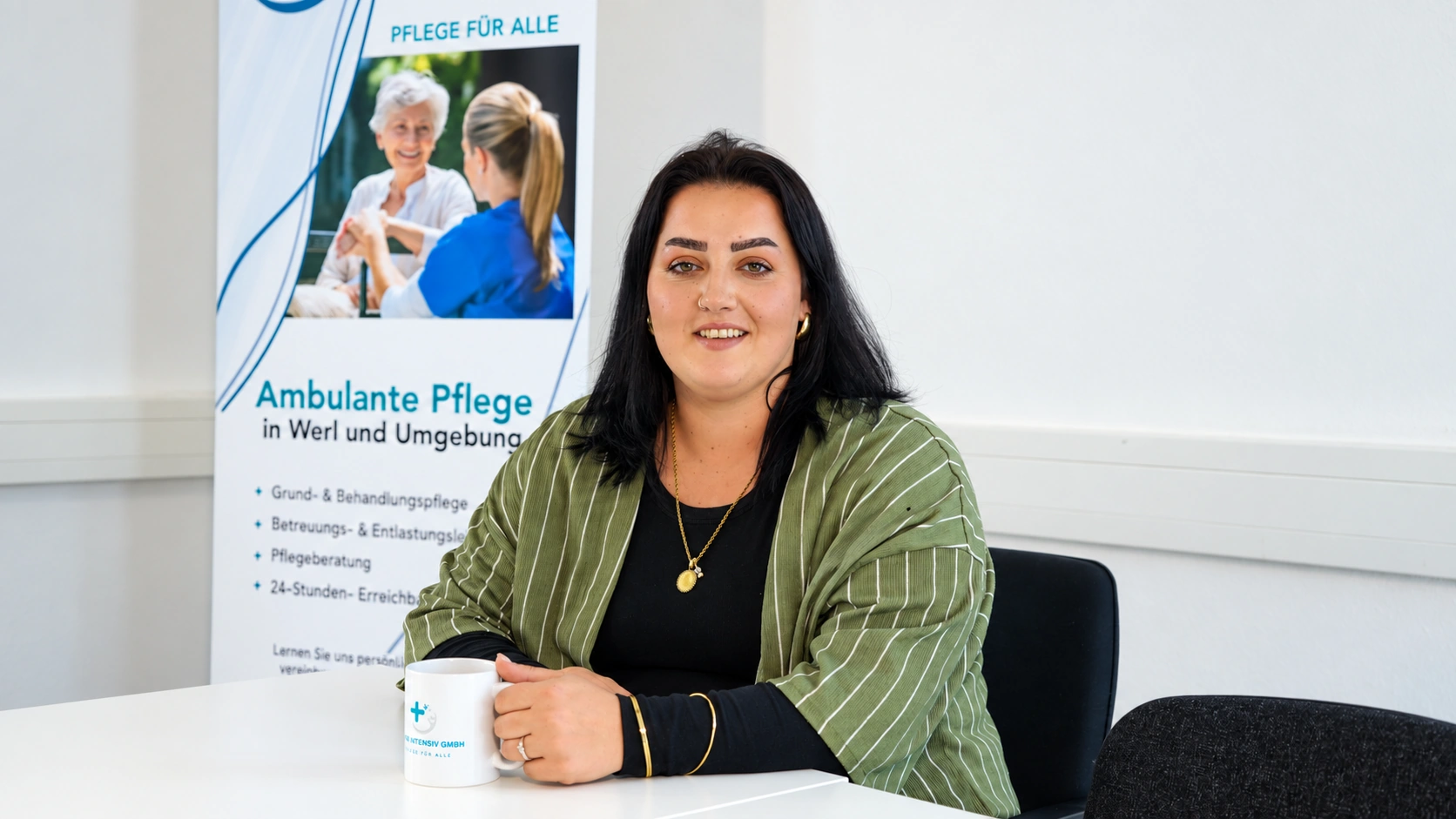 Mitarbeiterin oder Mitarbeiter der Pflege Intensiv GmbH am Besprechungstisch